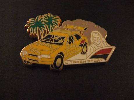 Citroën sport Camel Trophy ( tocht door de woestijn) met palmboom